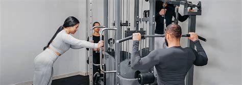 Gimnasio universitario con máquinas de ejercicio