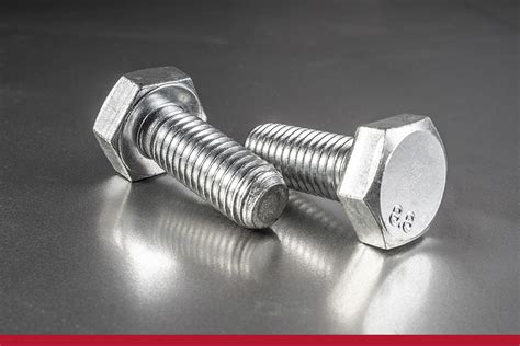 Detalle de la tapa y tornillo de allen en el canto de la puerta de un coche