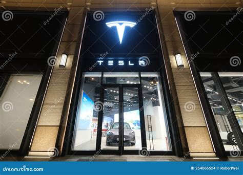 Fachada de una tienda de coches