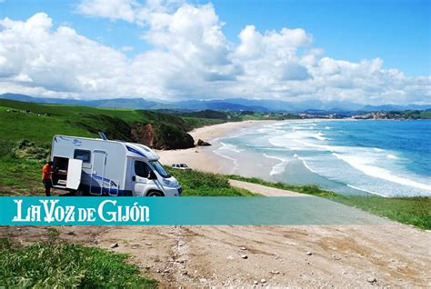 Paisaje verde del País Vasco con una autocaravana