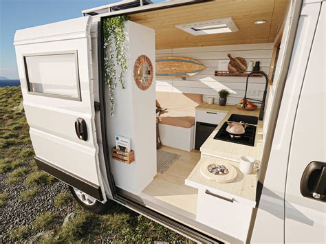 Interior de una furgoneta camper equipada