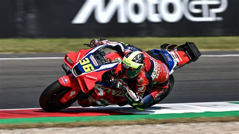 Piloto de MotoGP aplicando freno trasero en curva