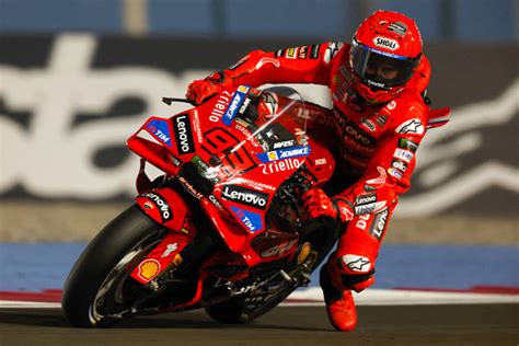 Imagen de una moto de MotoGP en el garaje