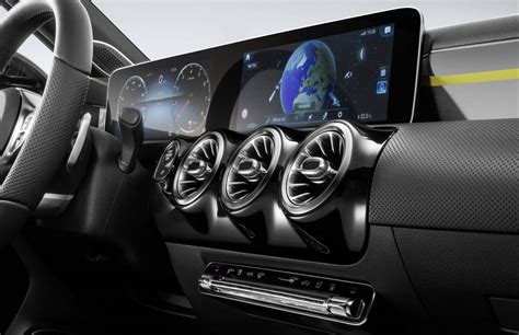 Detalle de las pantallas del sistema multimedia y de instrumentación del Mercedes-Benz GLA