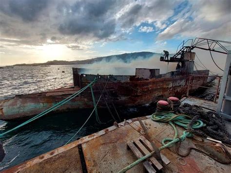 Barco siendo desguazado en un astillero