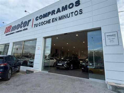 Fachada de un concesionario de coches de segunda mano