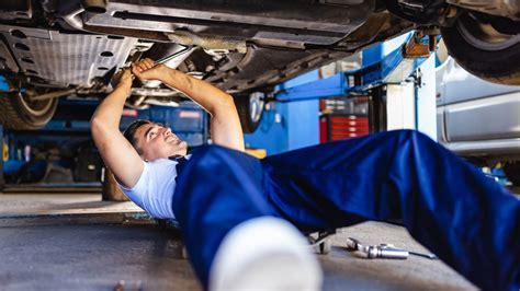 Mecánicos revisando un coche en un taller