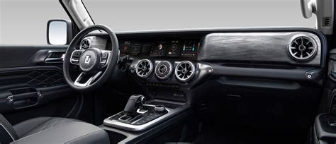 Interior de un vehículo 4x4 equipado para safari