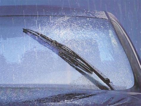 Imagen de un parabrisas de automóvil con una pequeña grieta.