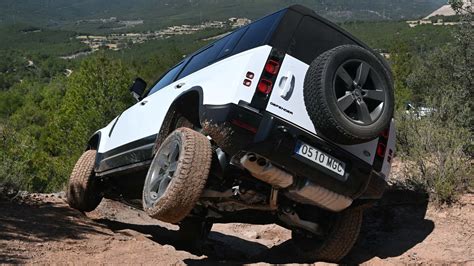 Land Rover Defender superando un obstáculo rocoso con neumáticos Goodyear Wrangler All-Terrain Adventure