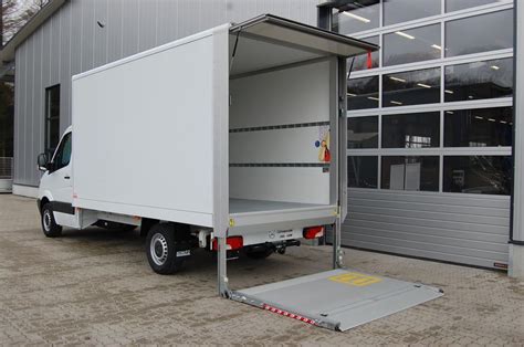 Plataforma elevadora de un furgón