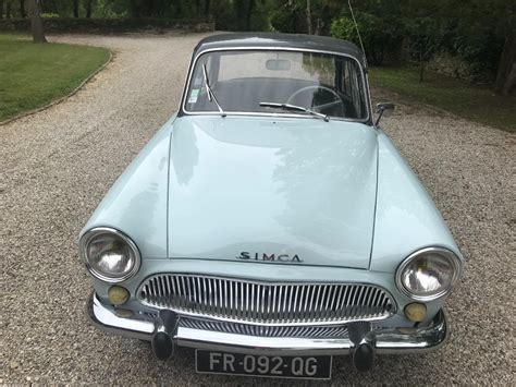 Detalle de la pintura de un Simca clásico