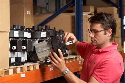 Cliente recibiendo piezas de recambio