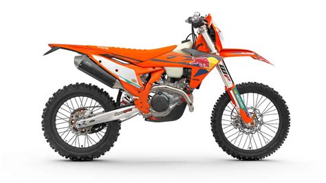 KTM EXC 450 motocicleta off-road en acción