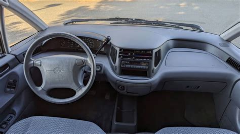 Interior de una Toyota Previa con asientos configurados