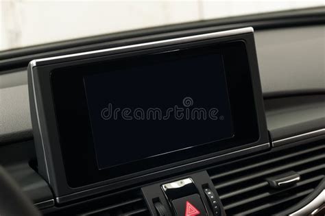 Pantalla táctil multimedia en el interior de un coche