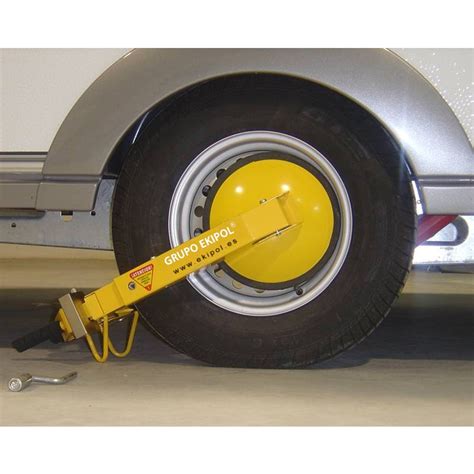 Remolque con cepo de rueda instalado