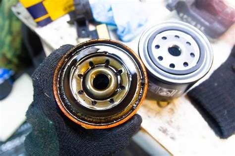 Infografía comparando un filtro de aceite nuevo y uno viejo y sucio