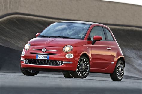 Fiat 500 en una carretera escénica