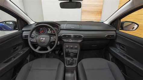 Interior de un Dacia Sandero con el salpicadero a la vista