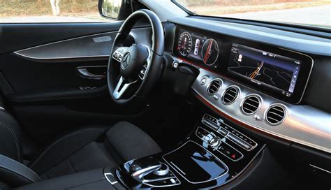 Vista inferior del salpicadero de un coche, mostrando la zona de los pedales