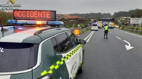 Guardia Civil investigando un accidente de tráfico