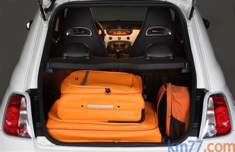 Fiat 500 con el maletero abierto