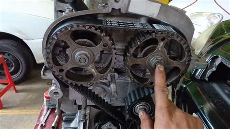 Motor Renault Clio con correa de distribución visible