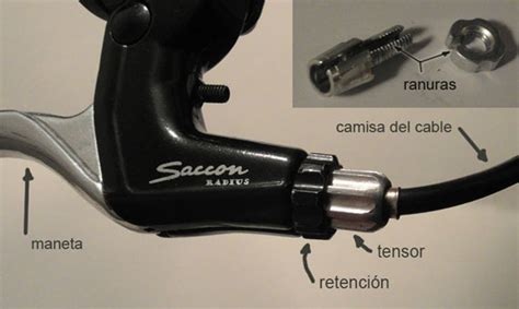 Vista detallada de la maneta y el tensor del cable de embrague