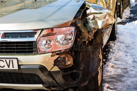 Un coche destrozado tras un accidente de tráfico