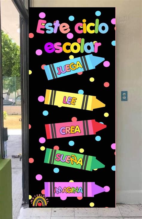 Puerta de aula decorada como la boca de un monstruo gigante