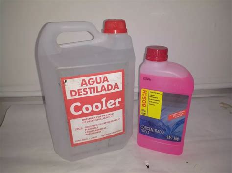 Botella de anticongelante y agua destilada
