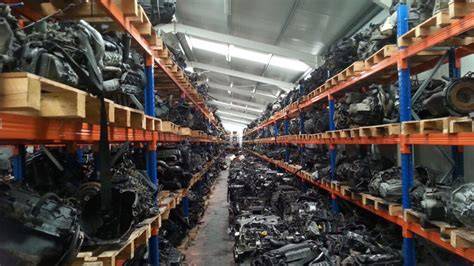 Piezas de desguace organizadas en un almacén