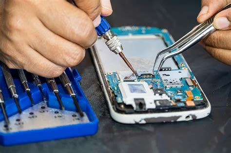 Técnico reparando un teléfono móvil