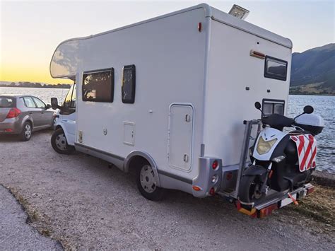 Autocaravana con portamotos y moto