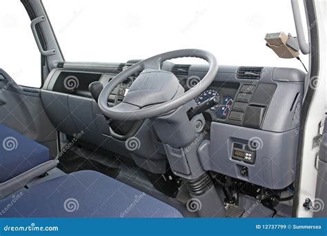 Interior de una cabina de vehículo industrial moderna