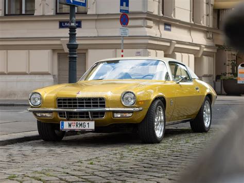 Un Chevrolet 50s restaurado en un taller