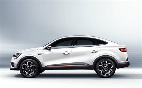Renault Arkana visto de perfil con línea de techo coupé