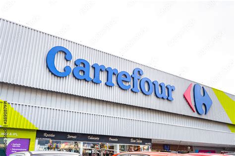 fachada de un hipermercado Carrefour