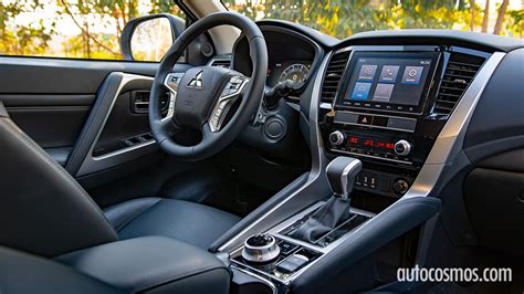 Interior Mitsubishi Montero con detalles en aluminio y negro piano