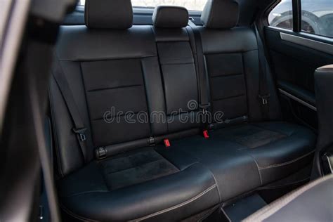 Interior de un coche con asientos traseros abatidos