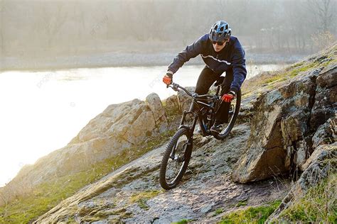 Ciclista de montaña en un sendero rocoso