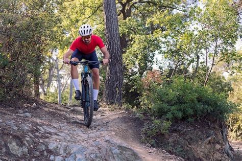 Ciclista descendiendo por un sendero técnico con una bicicleta de montaña