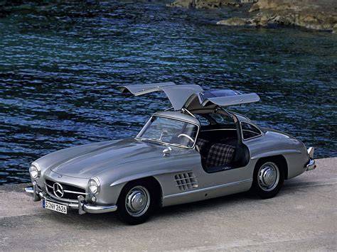 Mercedes-Benz 300 SL Gullwing en su color plateado característico
