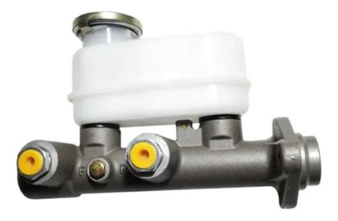 Mano sosteniendo una bomba de freno usada