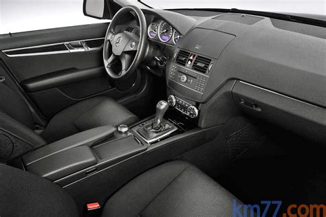 Interior del Mercedes-Benz Clase C (2008) con pantalla de navegación