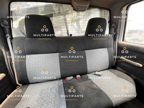 Interior del Nissan Terrano II con asientos abatidos mostrando espacio de carga