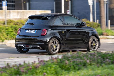 Fiat 500 Abarth en una calle de Milán