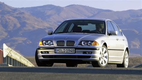 BMW Serie 3 E46 en una carretera con curvas