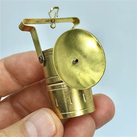 Tatuaje de lámpara de carburo con herramientas de minería